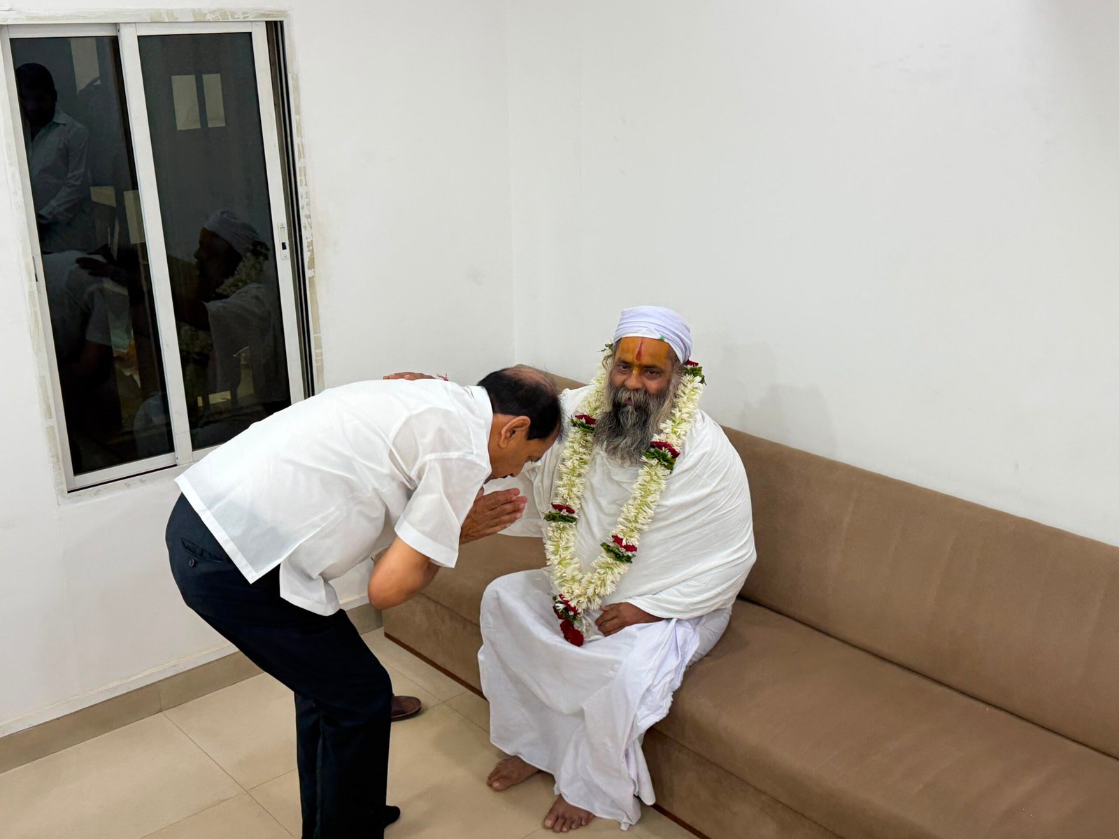 पूज्य श्रीराम ज्ञानीराम महात्यागी महाराज यांचा खासदार श्री राजेंद्र जैन यांनी घेतला आशीर्वाद.