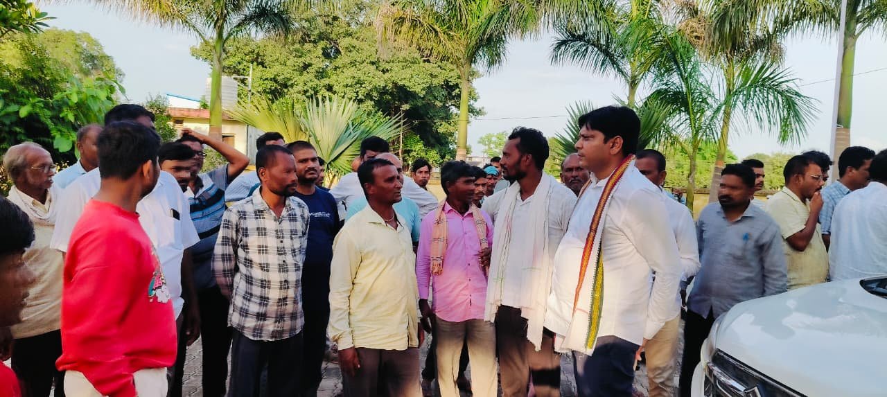 वादळाचा तडाखा बसलेल्या अर्जुनी मोरगाव तालुक्यातील अनेक घरांची पडझड व शेतीची पाहणी दरम्यान खा.डॉ.प्रशांत पडोळे आक्रमक