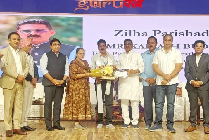 कैलास बुध्दे गुरुरत्न शिक्षक पुरस्काराने सन्मानित
