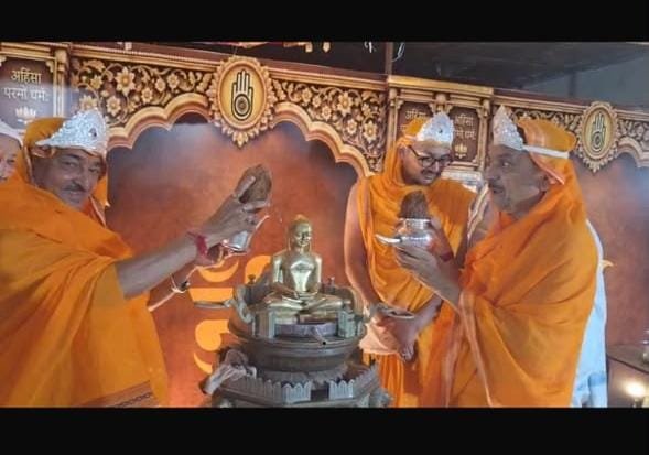 उत्तम त्याग धर्म पर सांसद राजेंद्र जैन पांड्या ने किया भगवानजी का अभिषेक