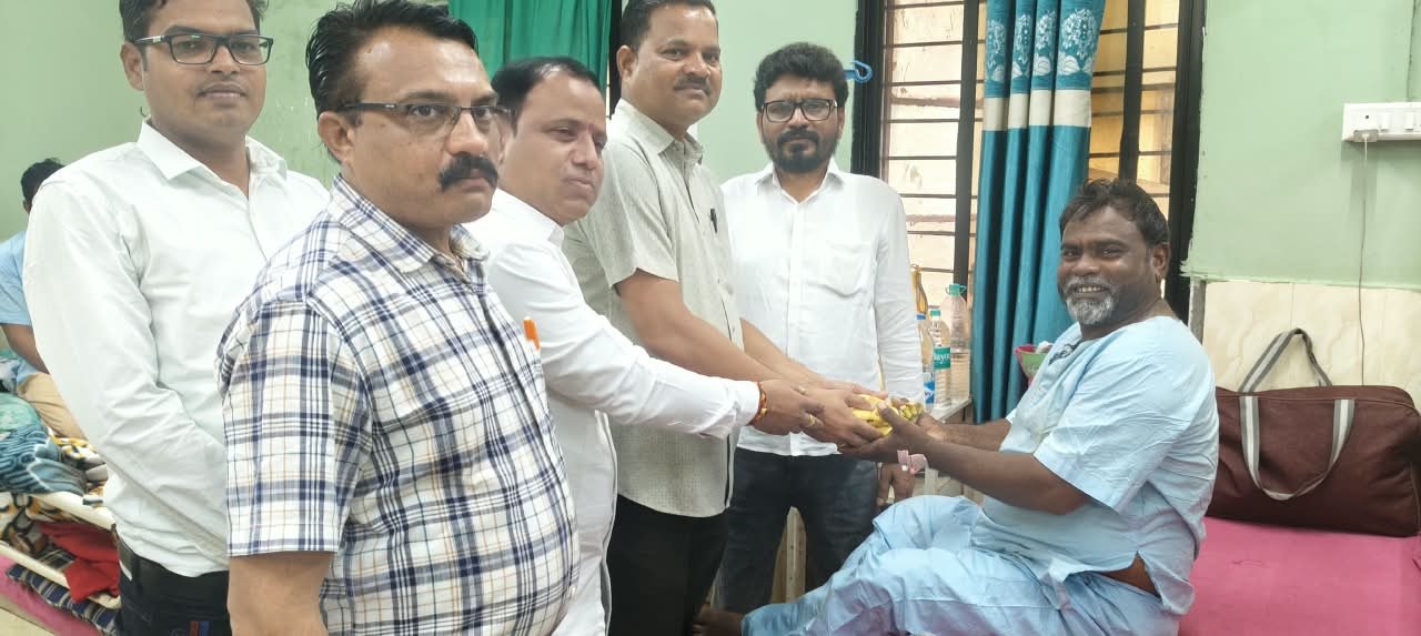 जागतिक फार्मासिस्ट दिनानिमित्त लाखांदूर ग्रामीण रुग्णालयात रुग्णांना फळे व बिस्किटांचे वाटप